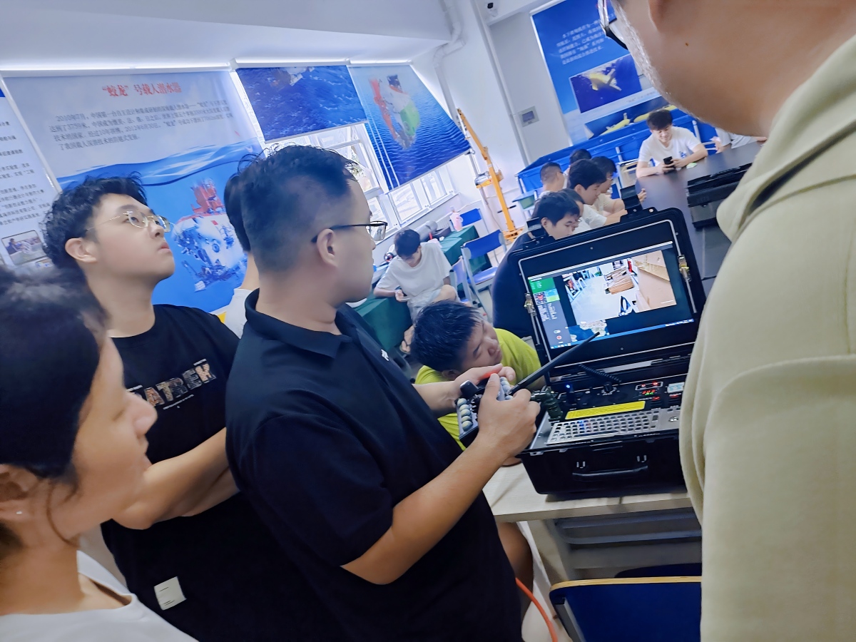 20250902山东交通学院教育机器人和框架式水下教育机器人操作指导现场 (9)(官网).jpg